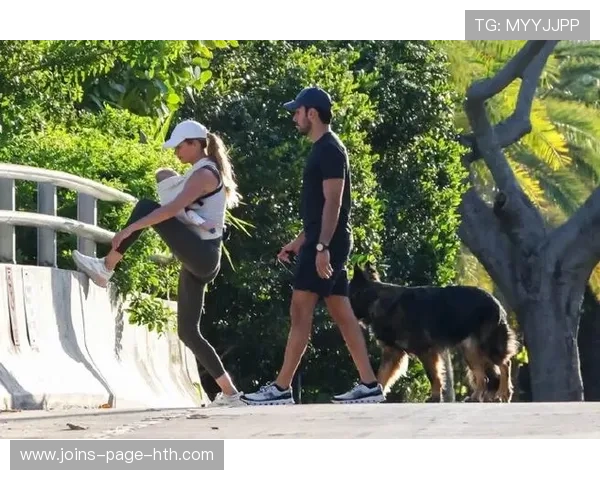 足球门将带娃遛狗引爆街拍，生活中的独特瞬间