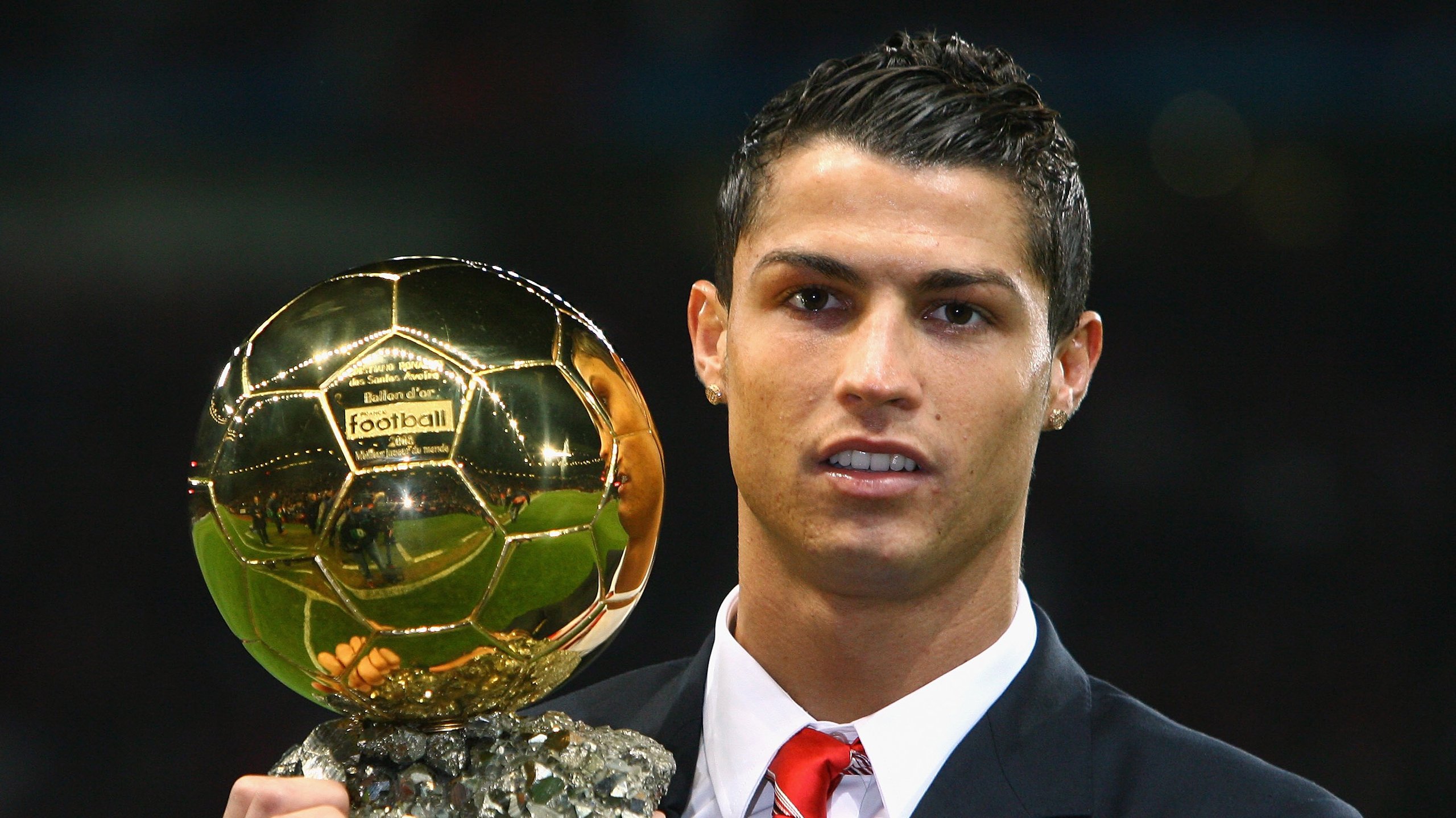 世界残疾人铁人三项赛 义肢选手冲线画面感人