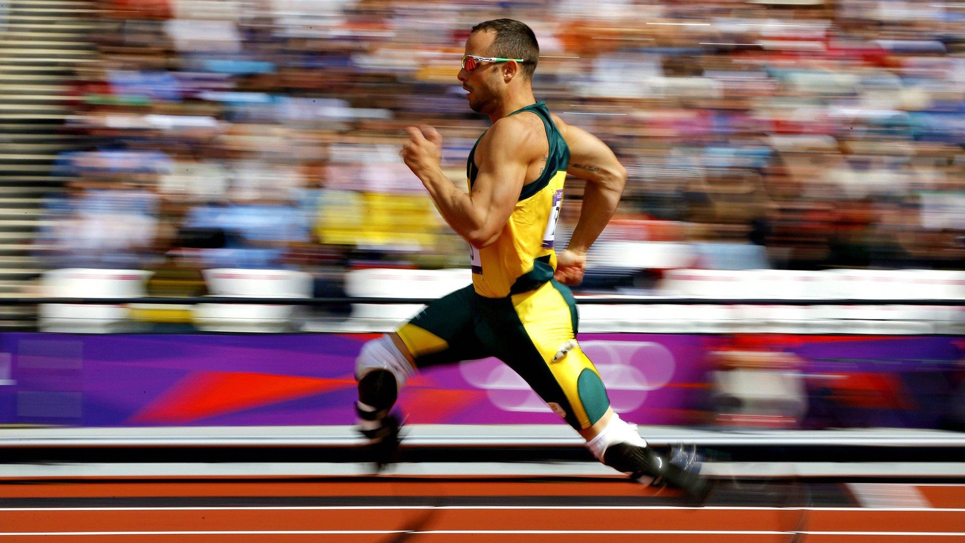 世界风筝滑水大赛 强风条件下多名选手完成高难度空翻