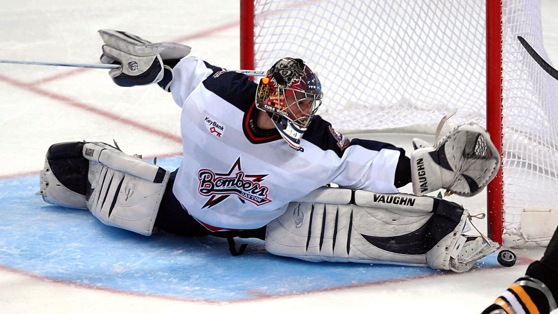 职校“工种结合体能赛” 焊工与汽修学生比拼力量耐力